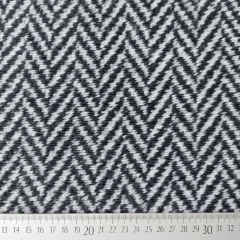 Strickstoff Fischgr�t Zickzackmuster dick weich, schwarz grauwei�