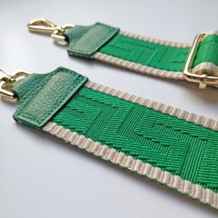 Taschengurt grafisches Muster - ecrue gr�n- gr�nes Leder - gold Schnallen