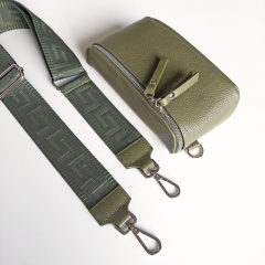 Ledertasche rechteckig mit Lederriemen - army gr�n -silber Schnallen