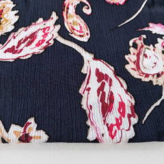 RESTST�CK 100 cm Viskose Borkenkrepp Blusenstoff Blumen Paisleymuster,rot wei� dunkelblau