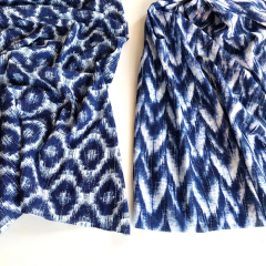 RESTST�CK 50 cm Baumwollstoff Pfeilspitzen Batik Boho Style Foliendruck Tropfen, dunkelblau wei�