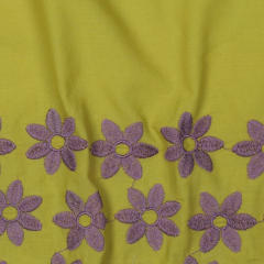 Baumwollstoff uni einseitig bestickte Bogenkante Blumen, pflaume gelbgr�n