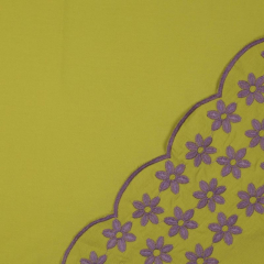 Baumwollstoff uni einseitig bestickte Bogenkante Blumen, pflaume gelbgr�n