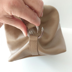 Wildledertasche Beuteltasche Fransen, dunkelblau goldene Schnallen