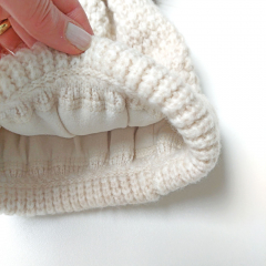 M�tze Strickstoff Kn�pfmuster mit Fellbommel - wollwei�