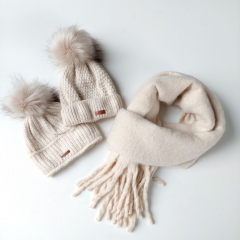M�tze Strickstoff Kn�pfmuster mit Fellbommel - wollwei�