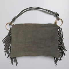 Wildledertasche mit Fransen und goldenen Ringen, armygr�n