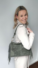 Wildledertasche mit Fransen und goldenen Ringen, armygr�n
