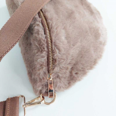 Bauchtasche Fake Fur Fellimitat flauschig weich - taupebraun - gold Schnallen