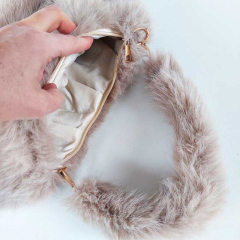 Fake Fur Felltasche flauschig weich uni, gold Kette - helltaupe