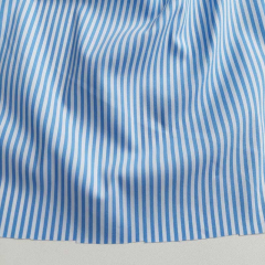 Baumwollstoff mit Stretch schmale Streifen, blau wei�
