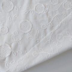 bestickter Baumwollstoff Blumen Stickerei Bl�tter, wei�