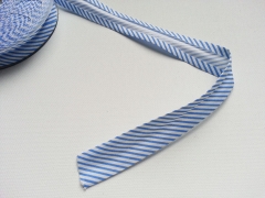 Gestreiftes Schr�gband aus Baumwolle, hellblau-wei�