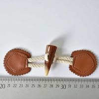 1 Knebelverschluss Dufflecoat Knopf Lederimitat Baumwollkordel, Havanna braun