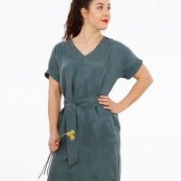Papierschnittmuster Kleid V-Ausschnitt Damen FRAU VIKKI Studio Schnittreif