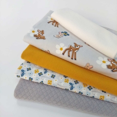 Jerseystoff kleine Rehe Hasen Blumen, hellgrau