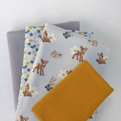 Jerseystoff kleine Rehe Hasen Blumen, hellgrau