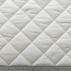 Steppstoff Rauten wattiert matt gl�nzend, cremewei�