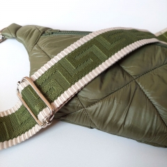 Steppstoff Rauten wattiert matt gl�nzend, khakigr�n