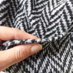 Strickstoff Fischgr�t Zickzackmuster dick weich, schwarz grauwei�