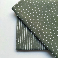 RESTST�CK 25 cm Jerseystoff Streifen blurry stripes, wei� armygr�n