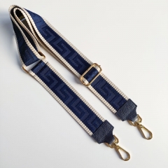 Taschengurt Taschenriemen grafisches Muster 3D ecrue dunkelblau -dunkelblaues Leder- goldene Schnallen