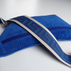Taschengurt grafisches Muster - ecrue kobaltblau- kobaltblaues Leder - gold Schnallen