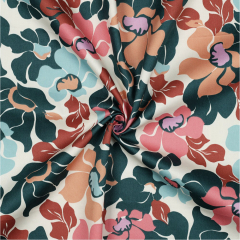 Baumwollstoff seidig glatt abstrakte Blumen, hellblau terracotta pertol wei�
