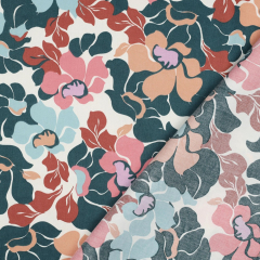 Baumwollstoff seidig glatt abstrakte Blumen, hellblau terracotta pertol wei�