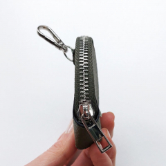 Rundes Ledert�schchen Rundb�rse Taschenanh�nger - khakigr�n - silber Schnallen