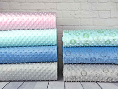 Minky Fleece Stoff Punkte L�wengesichter, helles mint