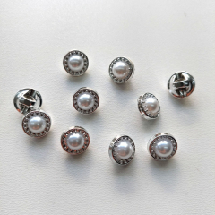 1 Set/ 5 Kn�pfe - Knopf in Perlen-Optik mit silberfarbiger Umrandung, silber wei�