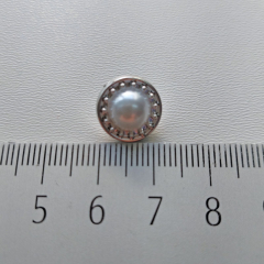 1 Set/ 5 Kn�pfe - Knopf in Perlen-Optik mit silberfarbiger Umrandung, silber wei�