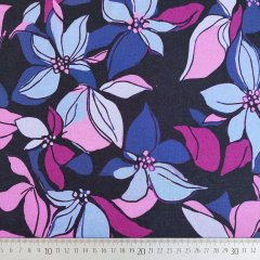 Sweatstoff Blumen Bl�tter, lilablau beere blauschwarz