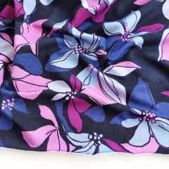 Sweatstoff Blumen Bl�tter, lilablau beere blauschwarz