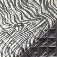 Steppstoff Animal Print Zebramuster wattiert, grau cremewei�