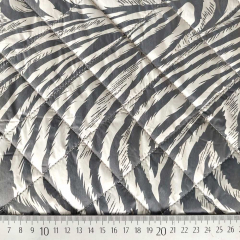 Steppstoff Animal Print Zebramuster wattiert, grau cremewei�