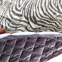 Steppstoff Animal Print Zebramuster wattiert, grau cremewei�