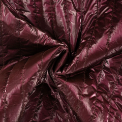 Steppstoff Streifen wattiert gl�nzend, burgundy bordeaux