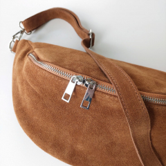 Bauchtasche Wildleder mit Wildlederriemen -dunkelcamel - silber Schnallen-Made in Italy