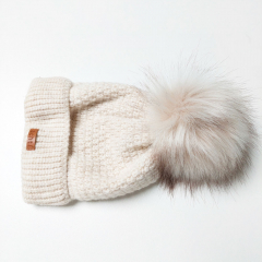 M�tze Strickstoff Kn�pfmuster mit Fellbommel - wollwei�