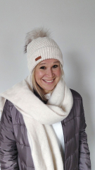 M�tze Strickstoff Kn�pfmuster mit Fellbommel - wollwei�