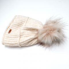 M�tze Strickstoff Rippenmuster mit Fellbommel - wollwei�