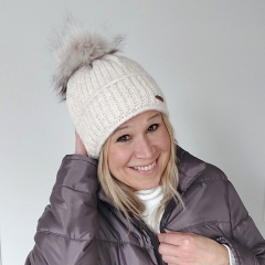 M�tze Strickstoff Rippenmuster mit Fellbommel - wollwei�