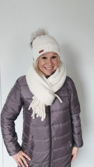 M�tze Strickstoff Rippenmuster mit Fellbommel - wollwei�
