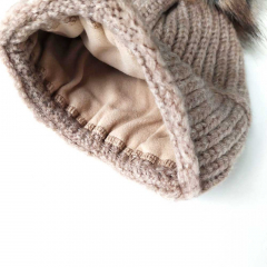 M�tze Strickstoff Rippenmuster mit Fellbommel - taupe