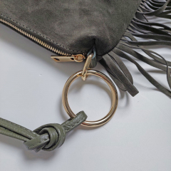 Wildledertasche mit Fransen und goldenen Ringen, armygr�n
