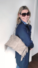 Wildledertasche mit Fransen und goldenen Ringen, taupe