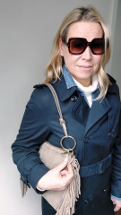 Wildledertasche mit Fransen und goldenen Ringen, taupe