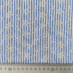 Baumwollstoff schmale Streifen Blumen Lochstickerei mittelblau wei�